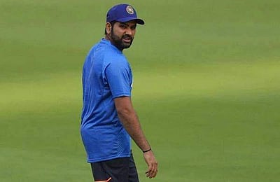 விசித்திர சாதனை: பந்து வீச்சில் முதலிடம் பிடித்த ரோஹித்! 