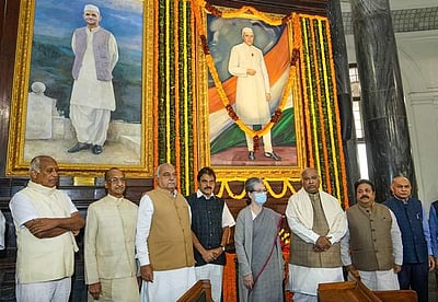 நேரு பிறந்தநாள்: நாடாளுமன்றத்தில் தலைவர்கள் மரியாதை!