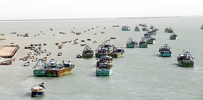 வங்கக் கடலில் புயல்! மீனவர்கள் கரை திரும்புக: கடலோர காவல்படை எச்சரிக்கை!!