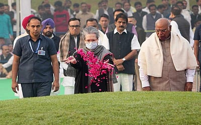 நேரு பிறந்தநாள்: காங்கிரஸ் தலைவர்கள் மரியாதை!