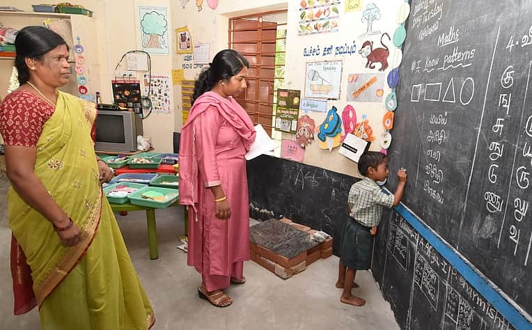 கிருஷ்ணகிரி ஊராட்சி ஒன்றியத்துக்கு உட்பட்ட போத்திநாயனப்பள்ளியில் உள்ள அரசு பள்ளியில் மாணவரின் கற்றல் திறனை ஆய்வு செய்யும் கிருஷ்ணகிரி மாவட்ட ஆட்சியா் கே.எம்.சரயு.