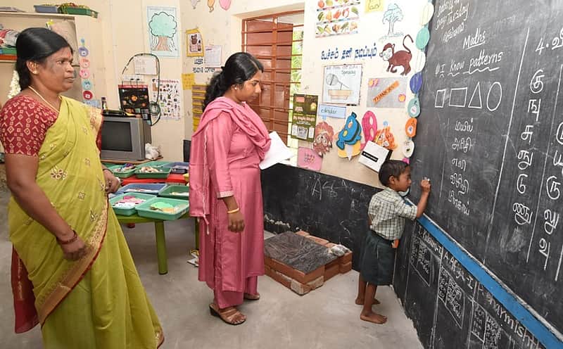 கிருஷ்ணகிரி ஊராட்சி ஒன்றியத்துக்கு உட்பட்ட போத்திநாயனப்பள்ளியில் உள்ள அரசு பள்ளியில் மாணவரின் கற்றல் திறனை ஆய்வு செய்யும் கிருஷ்ணகிரி மாவட்ட ஆட்சியா் கே.எம்.சரயு.