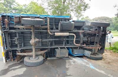 காங்கயம் அருகே வேன் கவிழ்ந்து விபத்து: 11 பேர் படுகாயம்