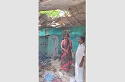 நள்ளிரவில் இடிந்து விழுந்த நரிக்குறவர் சமுதாயத்தினருக்கான தொகுப்பு வீடு: அதிர்ஷ்டவசமாக 5 பேர் உயிர்தப்பினர் 