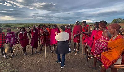மாசாய் பழங்குடியினருடன் ‘கிளிமாஞ்சாரோ’ பாடலைப் பாடிய சின்மயி!