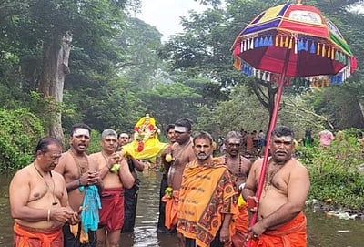 சுருளி அருவியில் ஐயப்பனுக்கு நீராட்டு விழா: பக்தர்கள் துளசி மாலை அணிந்து விரதத்தை தொடங்கினர்
