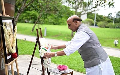 சிங்கப்பூரில் இந்திய வீரர்களுக்கு அஞ்சலி செலுத்திய ராஜ்நாத் சிங்