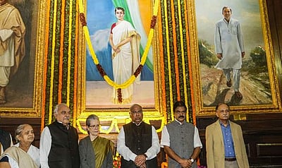 இந்திரா காந்தி பிறந்தநாள்: சோனியா, கார்கே உள்ளிட்டோர் மரியாதை!