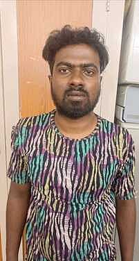 பெண்களிடம் சங்கிலி பறிப்பு: இருவா் கைது