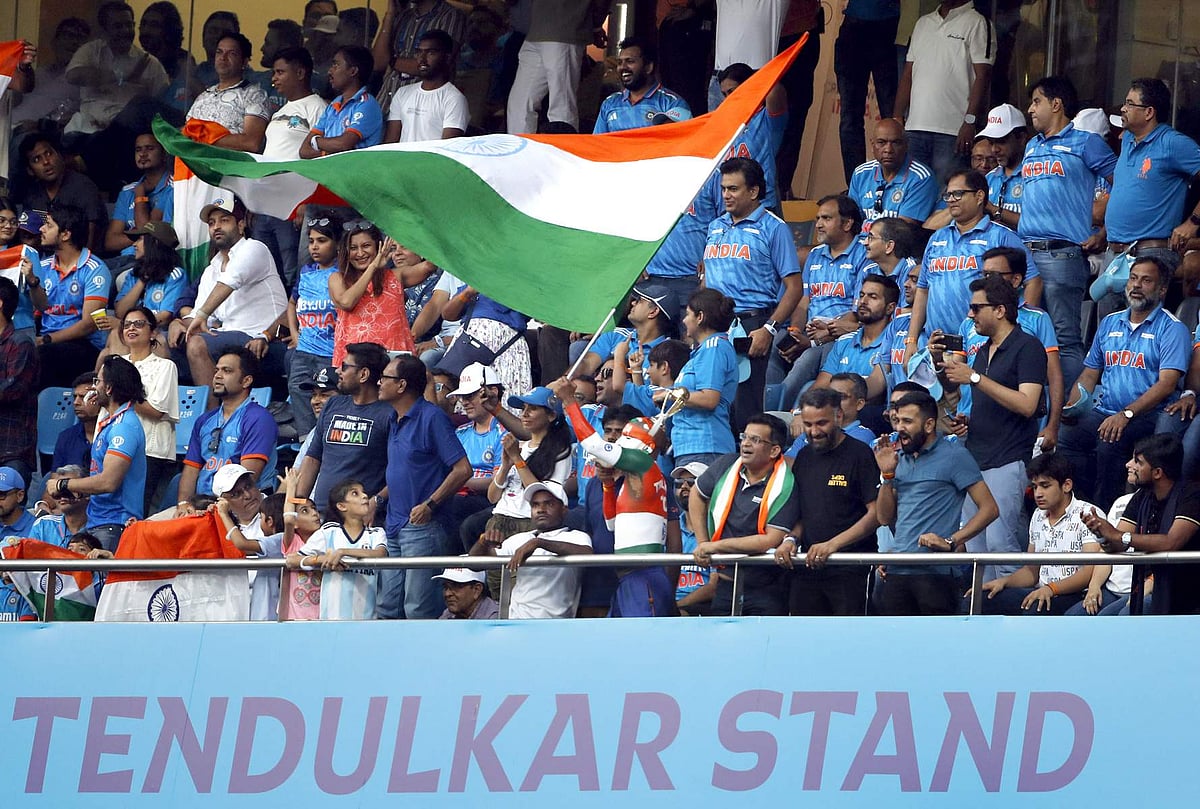 உலகக்கோப்பை கிரிக்கெட் தொடரில் மும்பையில் நடைபெற்ற இலங்கை அணிக்கு எதிரான ஆட்டத்தில் இந்தியா 302 ரன்கள் வித்தியாசத்தில் அபார வெற்றி பெற்றது.