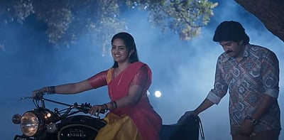 சந்தானத்தின்  80ஸ் பில்டப்: வெளியானது புதிய பாடல்!