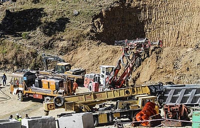 உத்தரகண்ட் சுரங்கப் பாதையில் சிக்கியவர்களை இன்றைக்குள் மீட்க திட்டம்!