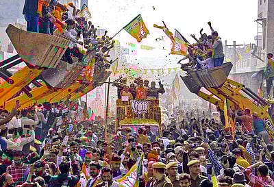 யோகி ஆதித்யநாத்துக்கு புல்டோசரில் மலர் தூவி வரவேற்பு