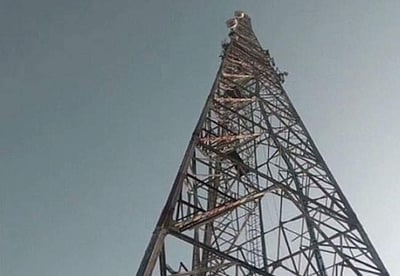 காதலனை மணமுடிக்க செல்போன் கோபுரத்தில் ஏறிய காதலி!