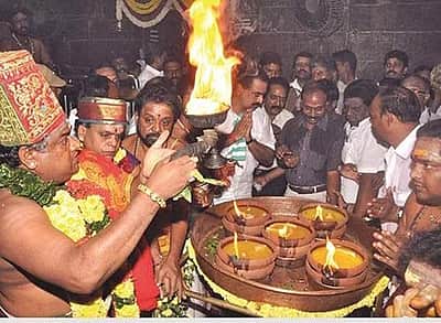திருவண்ணாமலை: அதிகாலை பரணி தீபம் ஏற்றம்! பக்தர்கள் தரிசனம்!!