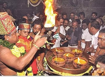 திருவண்ணாமலை: அதிகாலை பரணி தீபம் ஏற்றம்! பக்தர்கள் தரிசனம்!!