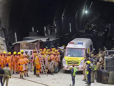 சுரங்கப்பாதைக்கு வெளியே... இனிப்பு, மாலைகளுடன் குடும்பத்தினர்