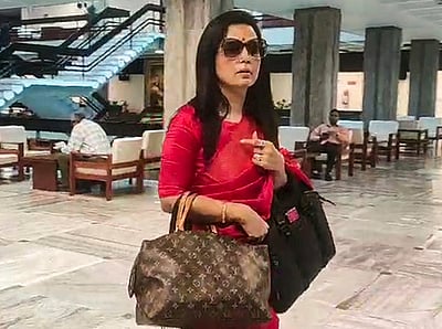 தன் மீதான விரோதமே குற்றச்சாட்டுக்கு அடிப்படை: நெறிமுறைகள் குழுவில் மஹுவா குற்றச்சாட்டு