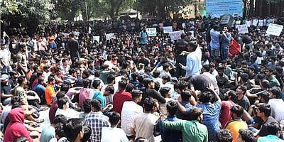 விடுதி மாணவியிடம் அத்துமீறல்: பனாரஸ் பல்கலை. மாணவர்கள் போராட்டம்!