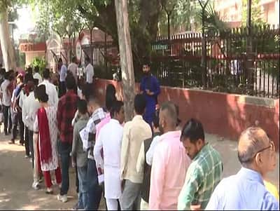 ரிசர்வ் வங்கி வாசலில் 2,000 ரூபாயை மாற்ற நீண்ட வரிசையா? 
