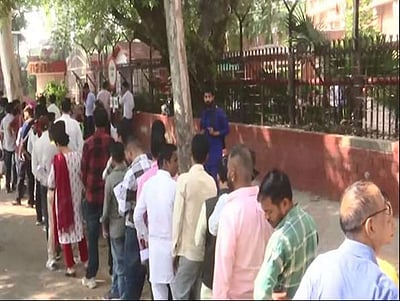 ரிசர்வ் வங்கி வாசலில் 2,000 ரூபாயை மாற்ற நீண்ட வரிசையா? 