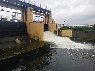 புழல் ஏரி உபரி நீா் திறப்பு 2,000 கன அடியாக உயர்வு