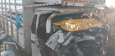 வாழப்பாடி அருகே கோர விபத்து: வேன் மீது லாரி மோதி 3 பேர் பலி