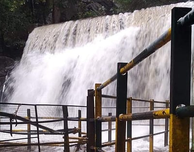 சுருளிஅருவியில் வெள்ளப்பெருக்கு சுற்றுலாப் பயணிகள் குளிக்கத் தடை