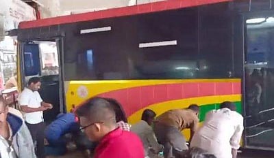 பிரேக் பழுதாகி நடைமேடையில் ஏறிய பேருந்து: 3 பேர் பலி