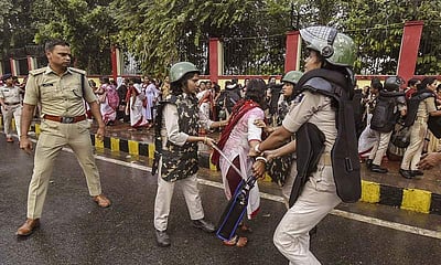 பிகார் அங்கன்வாடி ஊழியர்கள் போராட்டத்தில் தடியடி: எதிர்க்கட்சிகள் கண்டனம்!