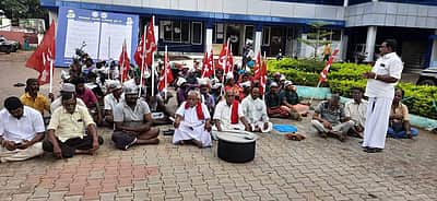 மன்னார்குடியில் துப்புரவுத் தொழிலாளர்கள் போராட்டம்