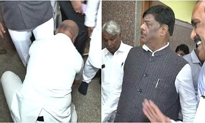 அமைச்சருக்கு காலணி மாட்டிவிடும் பாதுகாவலர்: வைரலாகும் விடியோ