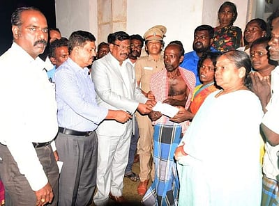 பட்டியலின மாணவா் தற்கொலை: தந்தைக்கு ரூ. 6 லட்சம் தீருதவித் தொகை வழங்கல்