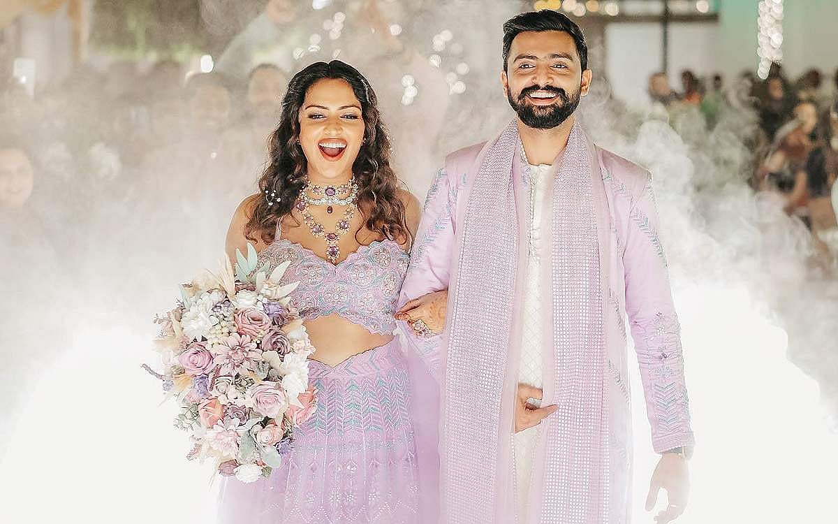 தனது 32 வது பிறந்தநாளைக் கொண்டாடிய நடிகை அமலா பால், கொச்சியில் தனது குடும்பத்தினர் மற்றும் நண்பர்கள் முன்னிலையில், தனது காதலன் ஜகத் தேசாய் என்பவரை திருமணம் செய்து கொண்டார்