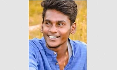 சாலையோர மரத்தில் இருசக்கர வாகனம் மோதி கல்லூரி மாணவர் பலி