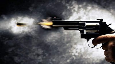 பாகிஸ்தான்: ஜே.யு.ஐ.எப் தலைவரின் வாகனம் மீது துப்பாக்கிச்சூடு