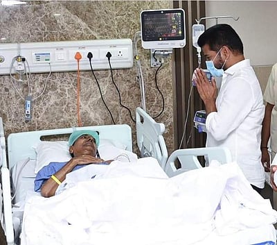 சந்திரசேகர ராவிடம் நேரில் சென்று  நலம்விசாரித்த தெலங்கானா முதல்வர்