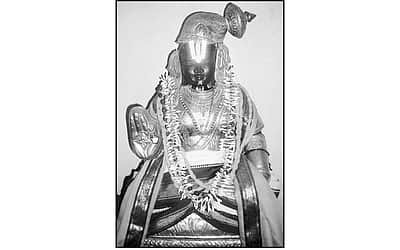 பல்லிலே பட்டுத் தெறித்தல்...