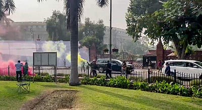 பாதுகாப்பு வளையத்தில் நாடாளுமன்றம்! மக்களவை ஒத்திவைப்பு!!