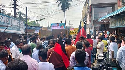 தஞ்சாவூரில் பர்மா பஜார் கடைகளை அகற்ற வந்த மாநகராட்சி நிர்வாகம்: திமுக கொடிகளுடன் வியாபாரிகள் போராட்டம்