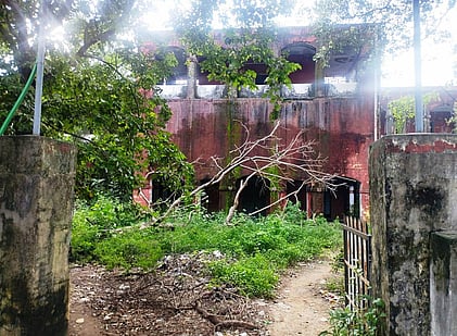 பராமரிப்பின்றி சிதிலமடையும் பழைமையான நீதிமன்றக் கட்டடம்