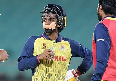 பிளவுபட்ட உதடு, வாயில் டேப்.. கையில் பேட்டுடன் களத்தில்! 