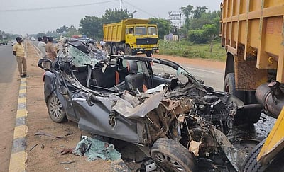 மனைவி உள்பட 3 பேரை அரிவாளால் வெட்டிய கணவர் விபத்தில் பலி