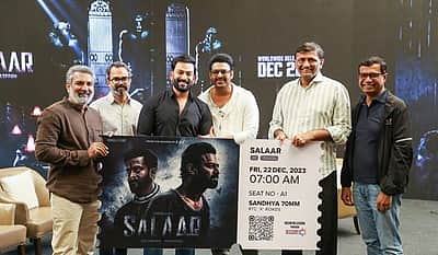 சலார் படத்தின் முதல் டிக்கெட்டினை வாங்கிய ராஜமௌலி!