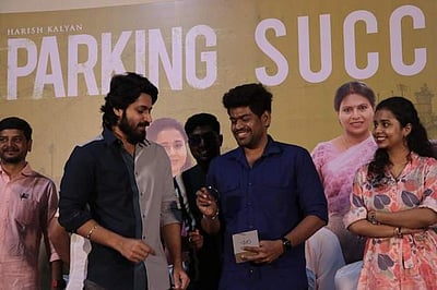 பார்க்கிங் வெற்றி: இயக்குநருக்கு தங்கக் காப்பினை பரிசளித்த நடிகர் ஹரிஷ் கல்யாண்! 