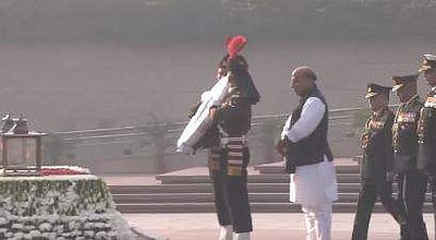 விஜய் திவஸ்: போர் நினைவிடத்தில் ராஜ்நாத் சிங் மரியாதை!