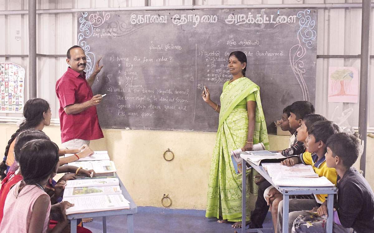 மாணவர்களுக்கு உதவும் தம்பதி