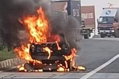 ஆவடி அருகே திடீரென தீப்பற்றி எரிந்த கார்: அதிர்ஷ்டவசமாக  உயிர்த் தப்பிய ஓட்டுநர்