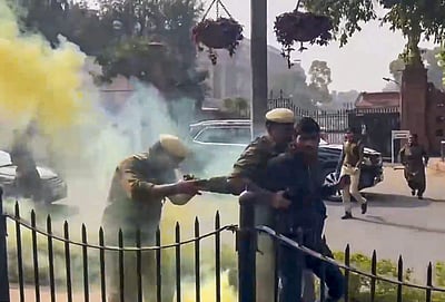 நாடாளுமன்றத்தில் புகைக் குப்பி வீச்சு: நீலம் தேவி வீட்டில் சோதனை