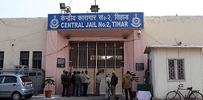 50 திகார் சிறை ஊழியர்கள் பணி நீக்கம் -  ஆள் மாறாட்டம் காரணம்?